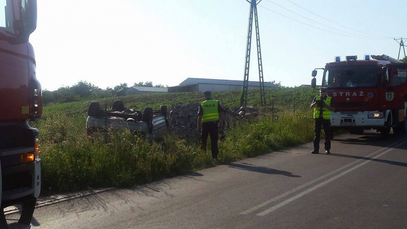 Dachowanie auta w Chwalęcicach [zdjęcia]