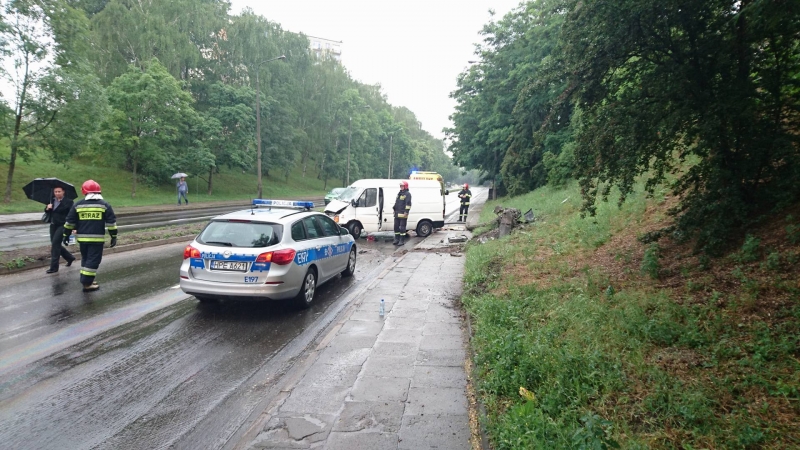 Bus skasował słup na Konstytucji 3 Maja [zdjęcia]