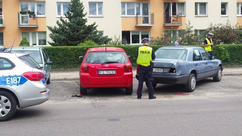 Autobus wjechał w zaparkowane auta