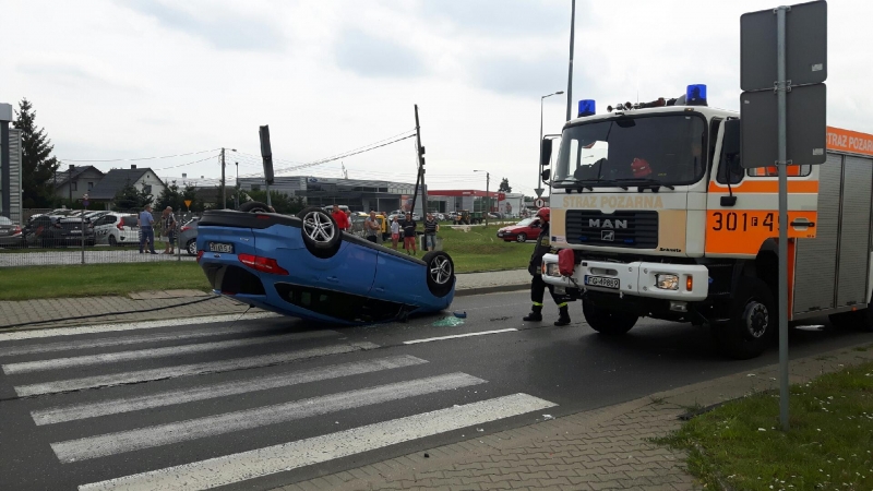 Na rondzie Kasprzaka dachował samochód