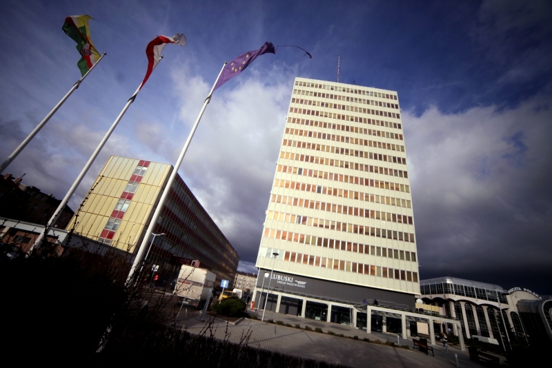 Urząd zagrodzony barierkami