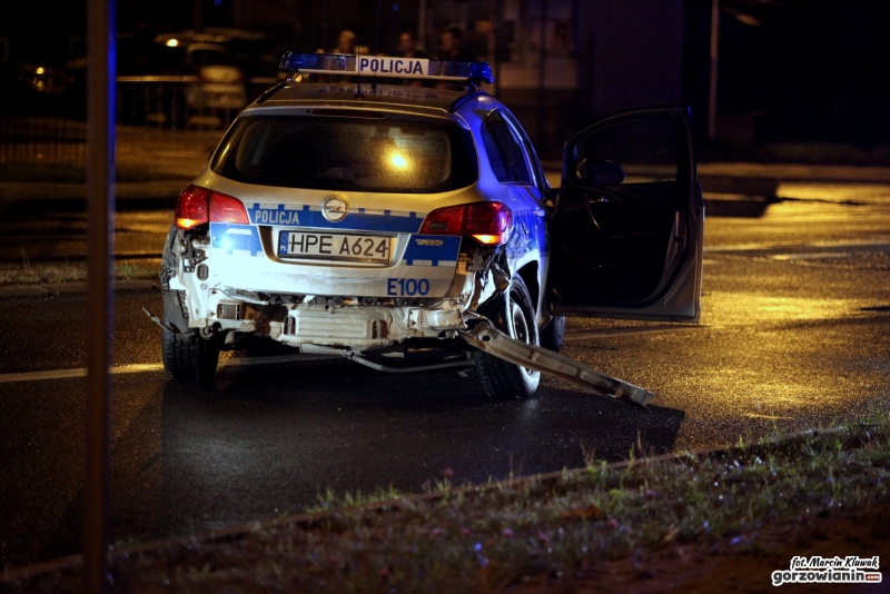 Roztrzaskany radiowóz na Piłsudskiego [wideo, zdjęcia]
