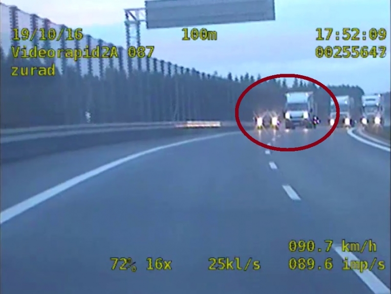 Ciężarówki wyprzedzał pasem awaryjnym [film]