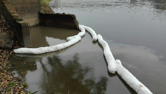 Wyciek niebezpiecznej substancji do Warty [zdjęcia]