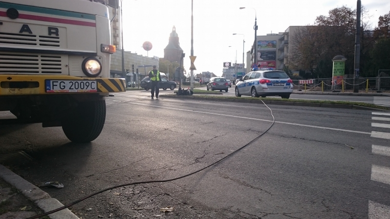 Trakcja tramwajowa spadła na auto [zdjęcia]