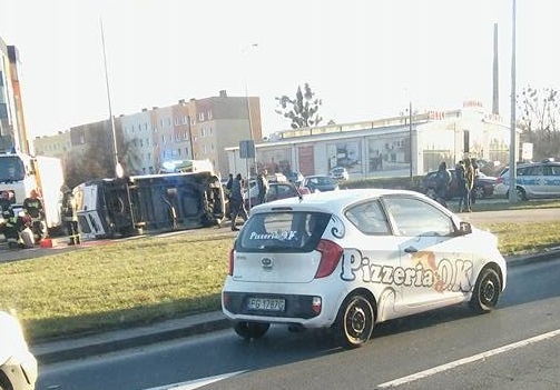 Na rondzie uderzył w busa [zdjęcia]