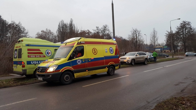 Dziewczynka pod kołami jeepa