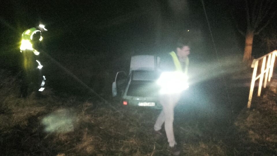 Opel w rowie. Kierowca uciekł