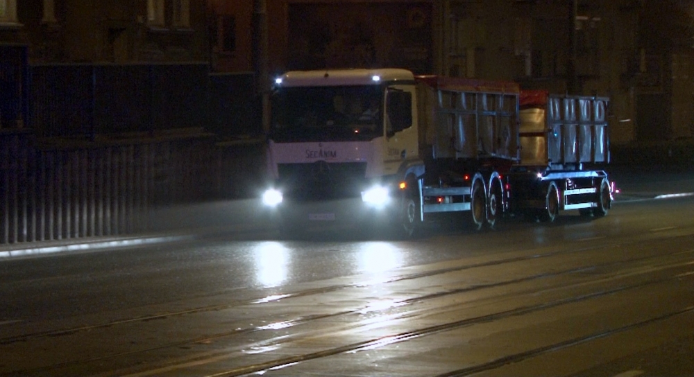 Wojsko ładuje, ciężarówki wywożą [wideo]