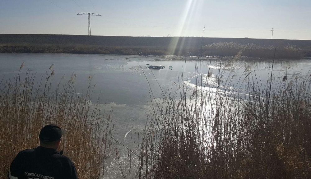 Pod renault załamał się lód. Auto było kradzione [film i zdjęcia]