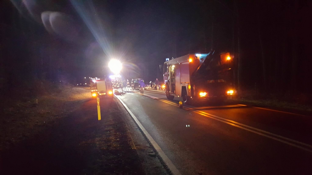 Wypadek w Zdroisku. Kierowca busa wyprzedzał na zakręcie [zdjęcia]