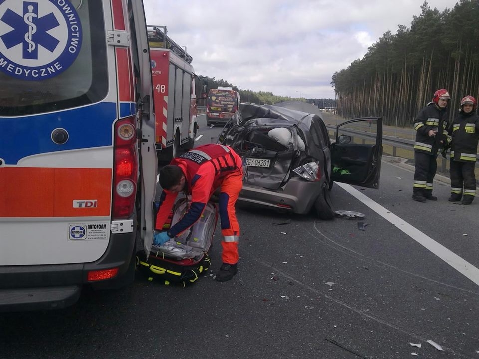 Wypadek na S3. Reanimowana kobieta [zdjęcia]