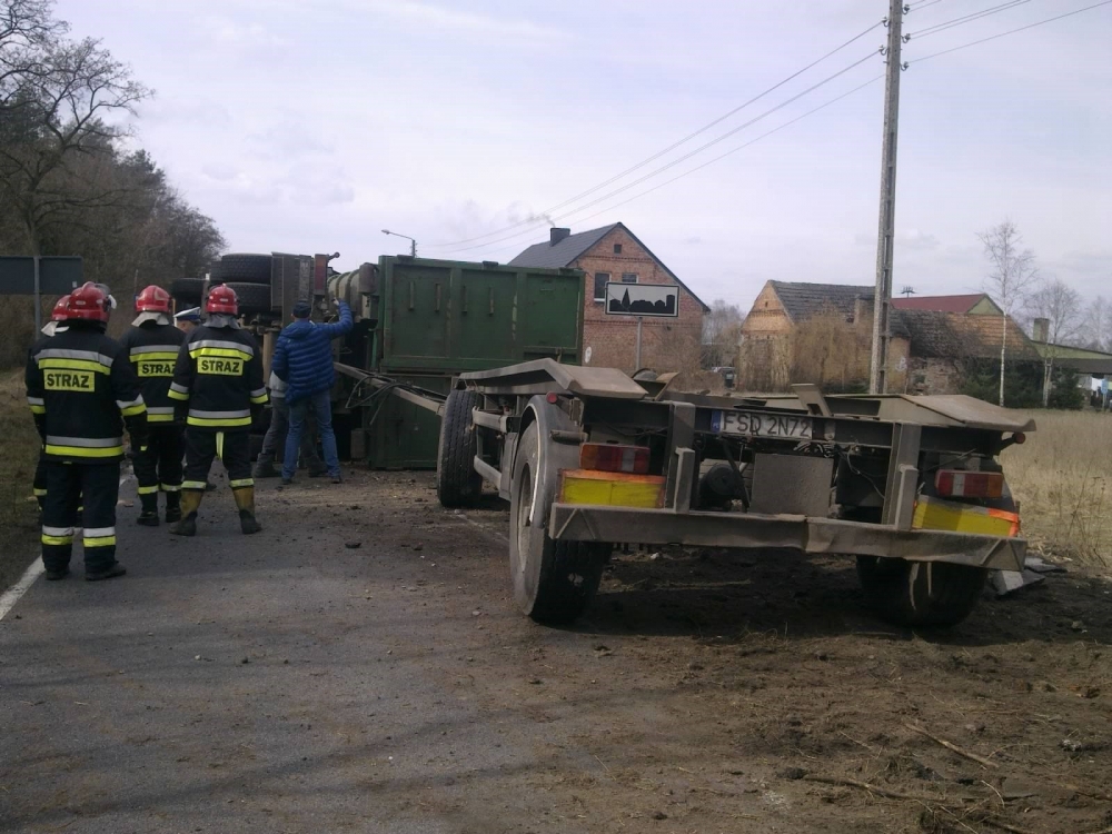 Ciężarówka przewróciła się na jezdnię