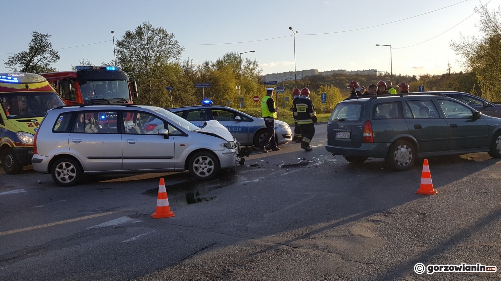Zderzenie dwóch aut na rondzie Wyszyńskiego [zdjęcia]
