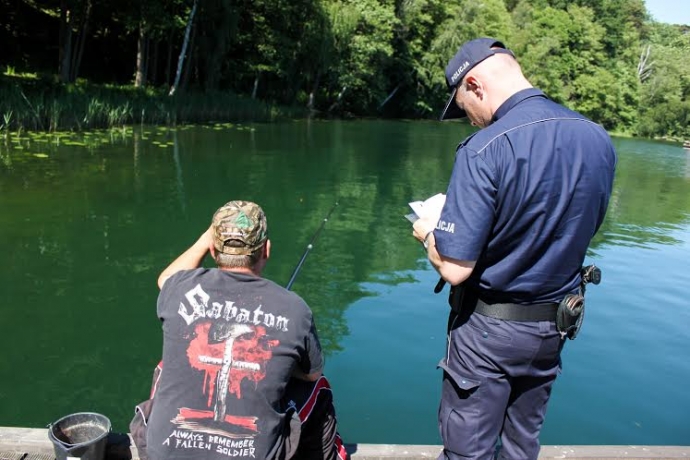 3/7 Policjanci pilnują bezpieczeństwa nad wodą