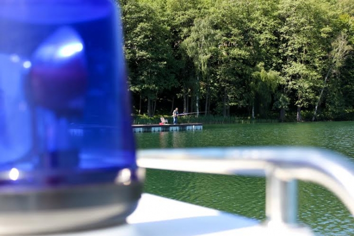 4/7 Policjanci pilnują bezpieczeństwa nad wodą