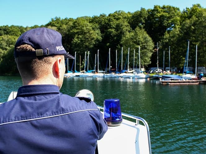 5/7 Policjanci pilnują bezpieczeństwa nad wodą