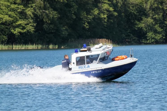 6/7 Policjanci pilnują bezpieczeństwa nad wodą