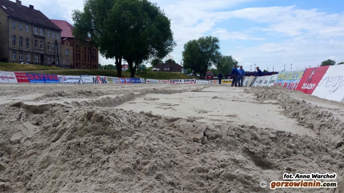 4/10 Prace przy budowie plaży i...