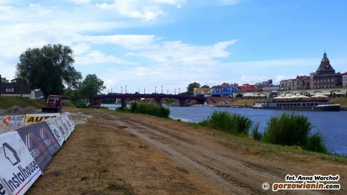 5/10 Prace przy budowie plaży i...