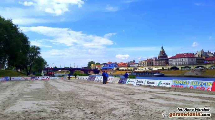 6/10 Prace przy budowie plaży i...