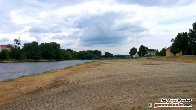 7/10 Prace przy budowie plaży i...