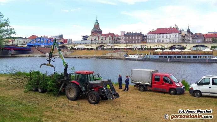 8/10 Prace przy budowie plaży i...