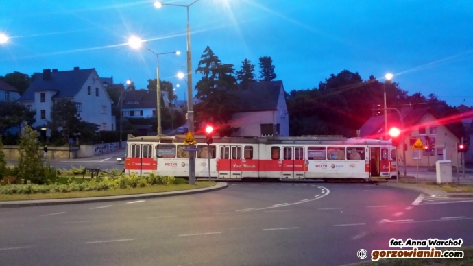 2/8 Awaria sieci trakcyjnej na rondzie Solidarności