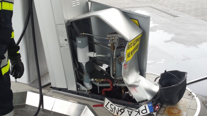 3/5 Mercedes wjechał w dystrybutor LPG