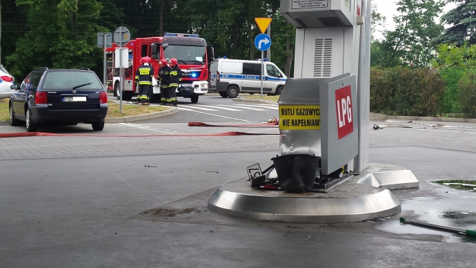 4/5 Mercedes wjechał w dystrybutor LPG