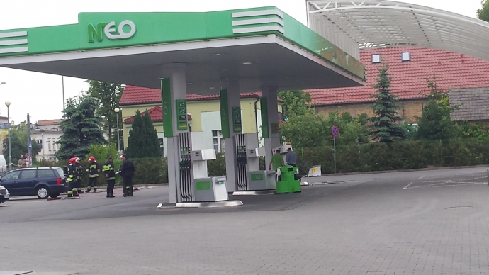 5/5 Mercedes wjechał w dystrybutor LPG