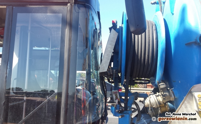 3/7 Autobus MZK wjechał w pojazd oczyszczalni ścieków