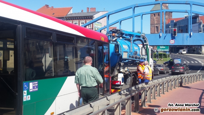 6/7 Autobus MZK wjechał w pojazd oczyszczalni ścieków