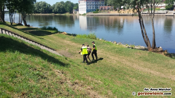 5/11 Mężczyzna pływał w Warcie