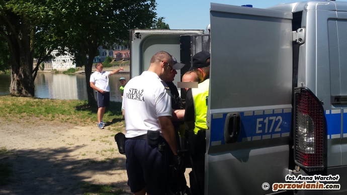 8/11 Mężczyzna pływał w Warcie