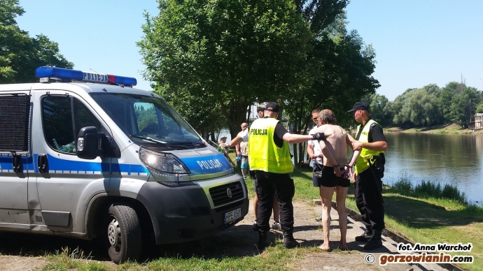 9/11 Mężczyzna pływał w Warcie