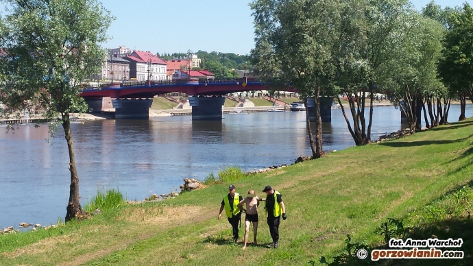 10/11 Mężczyzna pływał w Warcie