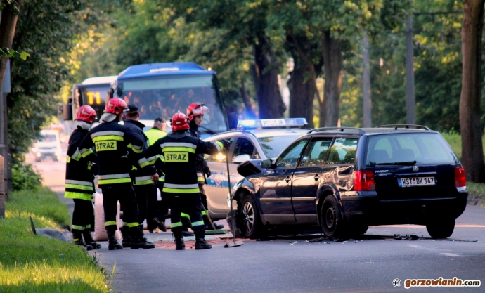 2/6 Zderzenie volkswagena i fiata na Walczaka