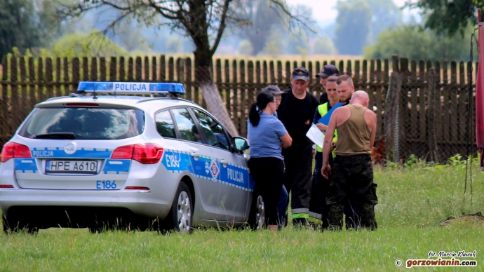 3/6 Mężczyznę przygniotło drzewo