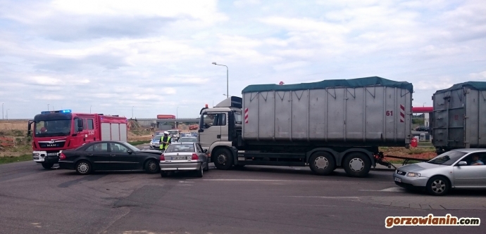 3/5 Zderzenie dwóch osobówek i ciężarówki przy Złotego Smoka