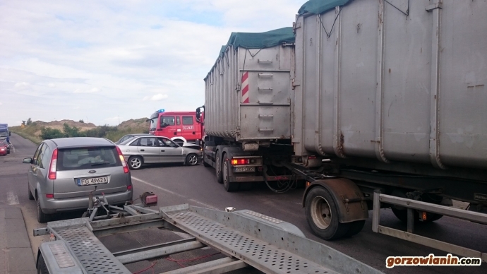 5/5 Zderzenie dwóch osobówek i ciężarówki przy Złotego Smoka