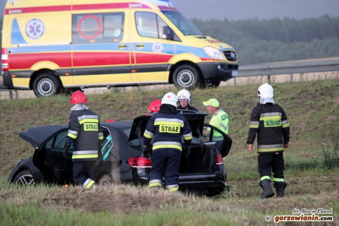 1/4 Mercedes przebił się przez barierkę na S3