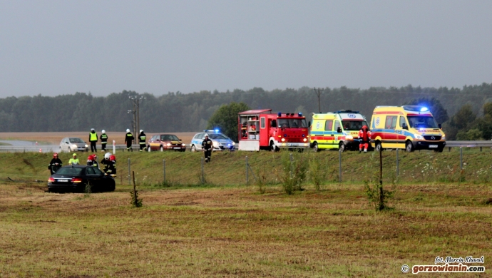 2/4 Mercedes przebił się przez barierkę na S3