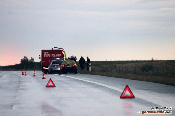 4/4 Mercedes przebił się przez barierkę na S3