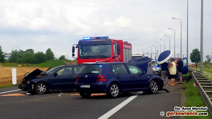3/8 Czołowe zderzenie volvo i volkswagena na S3