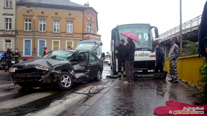 4/5 Zderzenie renault z autobusem