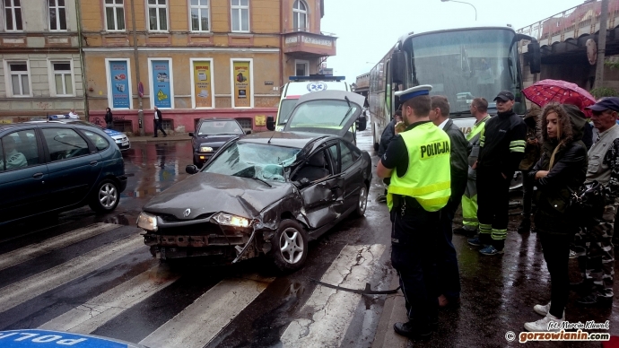 5/5 Zderzenie renault z autobusem
