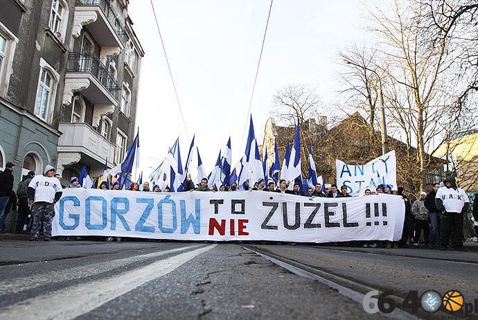 19/41 Przemarsz Kibiców