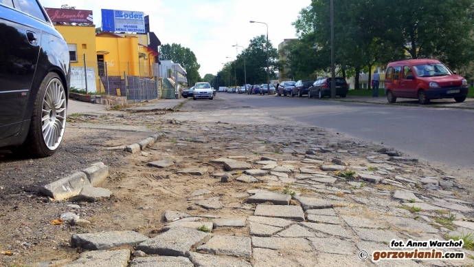 3/7 Dziurawe drogi i chodniki na Słonecznym