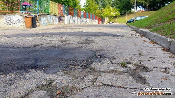 6/7 Dziurawe drogi i chodniki na Słonecznym